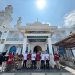 Klien Balai Pemasyarakatan Kelas I Jambi bersama petugas dan perwakilan instansi pemerintah berfoto bersama usai melaksanakan aksi bersih-bersih di lingkungan Masjid At-Taufiq, Jambi Selatan, Kamis (26/6/2025). (Dok,. Nahar)