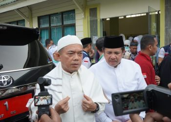 Gubernur Jambi Al Haris didampingi Kakanwil Kemenag Provinsi Jambi memberikan keterangan kepada awak media usai menyambut kepulangan 428 jemaah haji Kloter 14 asal Provinsi Jambi di Asrama Haji Kota Jambi, Kamis (26/6/2025). (Erit- Kominfo)