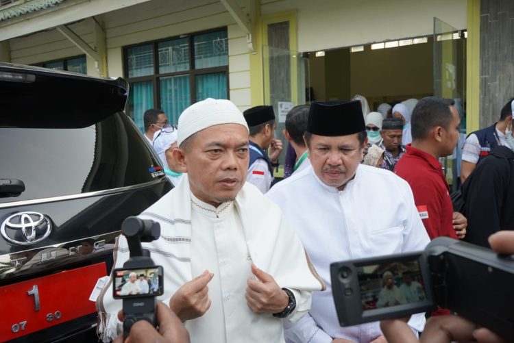 Gubernur Jambi Al Haris didampingi Kakanwil Kemenag Provinsi Jambi memberikan keterangan kepada awak media usai menyambut kepulangan 428 jemaah haji Kloter 14 asal Provinsi Jambi di Asrama Haji Kota Jambi, Kamis (26/6/2025). (Erit- Kominfo)