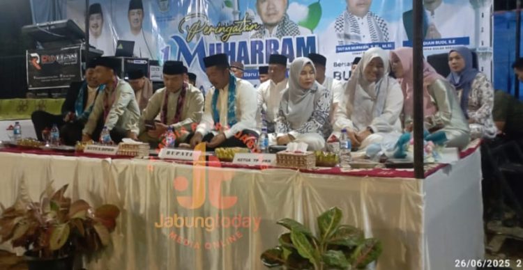 Bupati Kerinci Monadi bersama tokoh masyarakat menghadiri penutupan MTQ dan peringatan 1 Muharram 1447 H di Desa Siulak Gedang, Kamis malam (26/6/2025). (Dok. Kominfo)