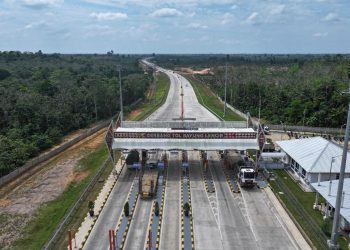 Gerbang Tol Muaro Sebapo, salah satu akses utama di Jalan Tol Trans Sumatera, yang mengalami lonjakan kendaraan selama libur Tahun Baru Islam 1447 H, Kamis (26/6/2025). (Dok.@HutamaKarya)