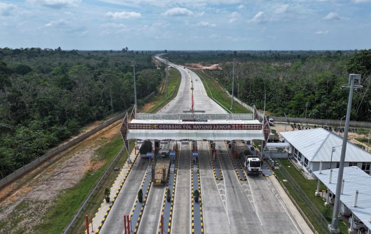 Gerbang Tol Muaro Sebapo, salah satu akses utama di Jalan Tol Trans Sumatera, yang mengalami lonjakan kendaraan selama libur Tahun Baru Islam 1447 H, Kamis (26/6/2025). (Dok.@HutamaKarya)