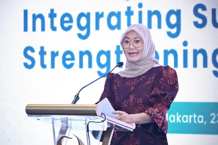 Direktur Operasional Jasa Raharja, Dewi Aryani Suzana, memberikan sambutan pada Workshop TJSL 2025 di Kantor Pusat Jasa Raharja, Jakarta, Senin (23/6/2025). (Dok. Humas JR Jambi)