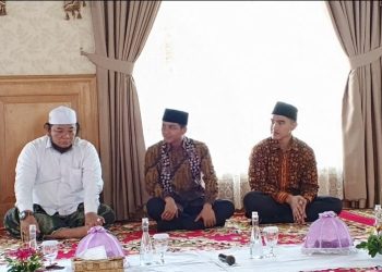 Raja Juli Antoni, Kaesang Pangarep, dan tokoh pesantren Jambi saat menghadiri audiensi Forum Komunikasi Pondok Pesantren se-Provinsi Jambi yang difasilitasi oleh DPW PSI Jambi di Tanjungjabung Timur, Kmais (26/6/2025). (Dok. Nahar)