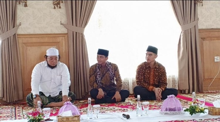 Raja Juli Antoni, Kaesang Pangarep, dan tokoh pesantren Jambi saat menghadiri audiensi Forum Komunikasi Pondok Pesantren se-Provinsi Jambi yang difasilitasi oleh DPW PSI Jambi di Tanjungjabung Timur, Kmais (26/6/2025). (Dok. Nahar)