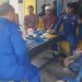 Personel Ditpolairud Polda Jambi bersama warga dan awak kapal saat proses mediasi di atas kapal setelah insiden tongkang menyenggol fasilitas warga di perairan Tanjung Solok, Sabtu (28/6/2025). (Dok. Humas Ditpolairud Polda Jambi)