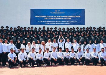 Para peserta CPNS Formasi Tahun 2024 bersama para pejabat struktural berfoto bersama usai penutupan Pelatihan Pengamanan Dasar yang diselenggarakan oleh Kanwil Kementerian Hukum dan HAM Jambi melalui Divisi Pemasyarakatan, Senin (30/6/2025). (Dok Daus)