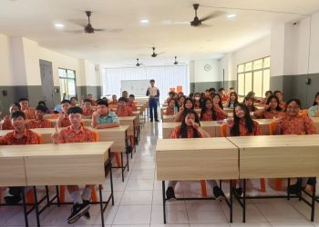 Siswa SMP dan SMA Sariputra Kota Jambi antusias mengikuti edukasi keselamatan berkendara yang digelar PT Sinar Sentosa Primatama (Sinsen), Senin (30/6/2025). (Dok. Stepanus)