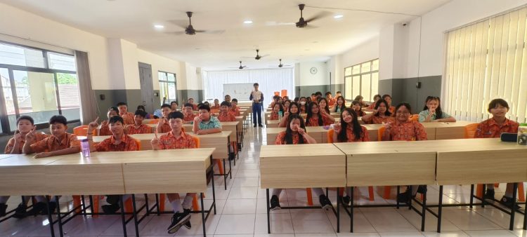 Siswa SMP dan SMA Sariputra Kota Jambi antusias mengikuti edukasi keselamatan berkendara yang digelar PT Sinar Sentosa Primatama (Sinsen), Senin (30/6/2025). (Dok. Stepanus)