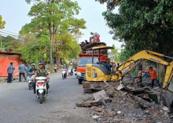Alat berat milik Dinas PUPR Provinsi Jambi dikerahkan untuk mendukung penertiban PKL dan pembukaan akses pembangunan drainase di Jalan Orang Kayo Pingai, Selasa (10/6/2025). (Dok. Nahar)