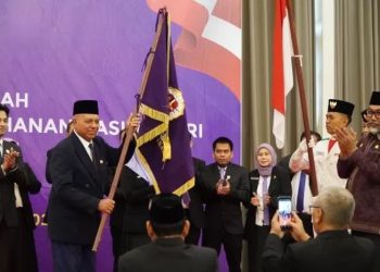 Ketua DPD IKAL Lemhannas Provinsi Jambi Usman Ermulan (berjas biru, kiri) menerima pataka organisasi usai resmi dilantik di Jambi, Kamis (25/7/2025). (Dok. Yola)