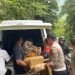 Petugas mengevakuasi jenazah korban kecelakaan tunggal di Kilometer 38 Jalan Lintas Sungai Penuh–Tapan, Rabu (30/7/2025). (Dok Humas)