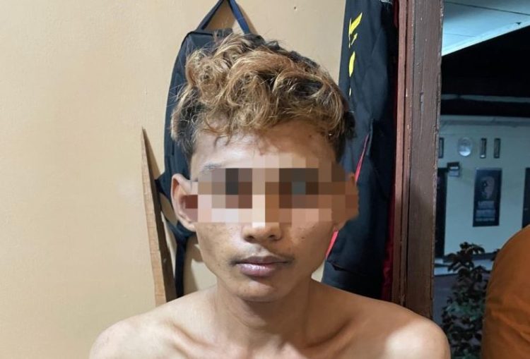 Seorang pemuda berinisial M. Pajri (19), pelaku percobaan pencurian, tertangkap warga setelah tertidur di dalam rumah korban di Kelurahan Sulanjana, Jambi Timur, Selasa (29/7/2025). (Dok, Humas)