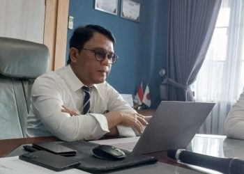 Direktur Utama PDAM Tirta Mayang Kota Jambi, Dwike, saat memberikan pernyataan resmi terkait kasus dugaan korupsi pengadaan bahan kimia Sucolite LA24HZ yang tengah ditangani Polresta Jambi. (Foto: Stepanus)