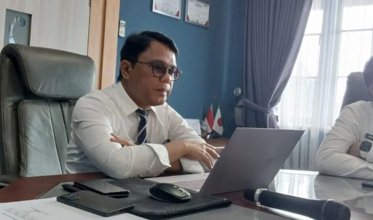 Direktur Utama PDAM Tirta Mayang Kota Jambi, Dwike, saat memberikan pernyataan resmi terkait kasus dugaan korupsi pengadaan bahan kimia Sucolite LA24HZ yang tengah ditangani Polresta Jambi. (Foto: Stepanus)