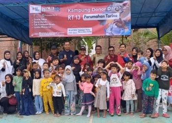 Warga dan anak-anak RT 13 Perumahan Torino berfoto bersama dalam kegiatan Kampung Donor Darah PMI Kota Jambi, Sabtu (5/7/2025). (Dok. Yola)