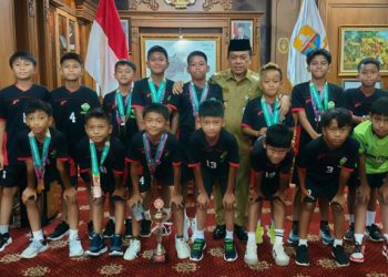 Gubernur Jambi Al Haris berfoto bersama pemain SSB JTC U-11 yang meraih juara 3 Liga Anak Indonesia Nasional 2025, di Kantor Gubernur Jambi, Senin (7/7/2025). (Dok. Stepanus)
