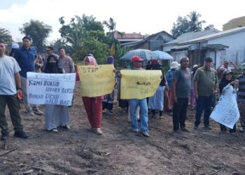 Warga RT 03 Aur Kenali melakukan aksi damai menolak pembangunan stockpile batu bara milik PT SAS yang dinilai mengancam lingkungan dan melanggar zonasi permukiman, Minggu (6/7/2025). (Dok. Daus)