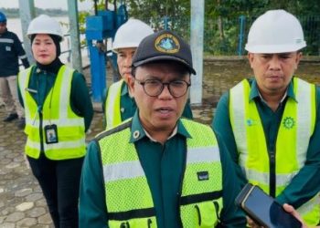 Direktur Utama Perumda Tirta Mayang, Dwike Riantara, memberikan keterangan pers usai meninjau Intake Tanjung Johor dan Sejinjang, Selasa (8/7/2025). (Dok. Yola)