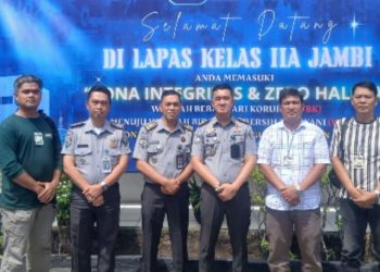 Petugas Lapas Kelas IIA Jambi bersama personel Polsek Kotabaru usai koordinasi pengamanan terpadu di lingkungan pemasyarakatan, awal Juli 2025. (Dok. Stepanus)