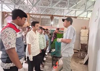 Perwakilan Pertamina Patra Niaga memberikan penjelasan kepada warga mengenai pengelolaan sampah dan fasilitas Kampung Edukasi Nan Bahagia yang diresmikan di Kelurahan Bakung Jaya, Kota Jambi. Sabtu (12/07/2025). (Dok. Yola)