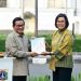 Menteri Keuangan Sri Mulyani Indrawati dan Gubernur DKI Jakarta Pramono Anung menunjukkan buku dokumentasi integrasi Gedung A.A. Maramis dan Lapangan Banteng dalam acara pencanangan proyek penataan ruang publik di Jakarta, Kamis (10/7/2025). ( Dok, kemekeu)