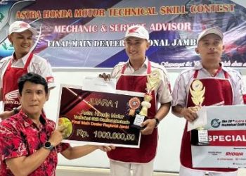 Dimas Adi Nurohman (tengah) dan Imam Syahputra (kanan), pemenang lomba teknisi dan service advisor Honda tingkat regional Jambi, menerima penghargaan dari PT Sinar Sentosa Primatama (Dok, Sinsen)