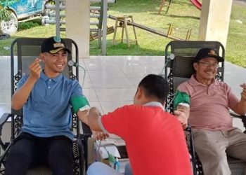 Lurah Mayang Mengurai Budi Sulistiawan (kiri) dan warga lainnya ikut berpartisipasi dalam kegiatan donor darah rutin di RT 27, Kelurahan Mayang Mengurai, Kecamatan Alam Barajo, Kota Jambi, Minggu (13/7/2025). (Dok. Daus)