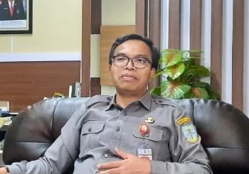 Kepala DPMPTSP Kota Jambi, Yon Heri, memberikan keterangan kepada awak media terkait dituamh kerjanya,, Senin (14/7/2025). (Dok. Stepanus)