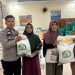Bhabinkamtibmas Polsek Jambi Selatan dan Lurah Lingkar Selatan menyerahkan secara simbolis bantuan beras kepada warga penerima manfaat di Aula Kantor Lurah, Senin (14/7/2025). (Dok. Daus)