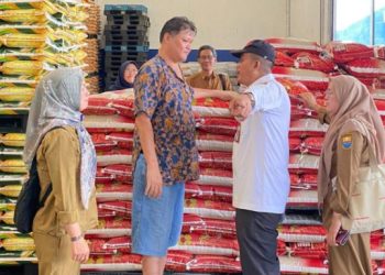 Petugas Dinas Ketahanan Pangan Provinsi Jambi melakukan pengecekan langsung ke gudang PT Industri Dunia Pangan (IDP) di Sebapo, Muaro Jambi, Selasa (15/7/2025). (Dok. Stepanus)