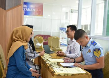 Petugas Kantor Imigrasi Jambi melayani warga dalam pengurusan E-paspor di Mal Pelayanan Publik Kota Jambi, Rabu (2/7/2025). (Dok. Yola)