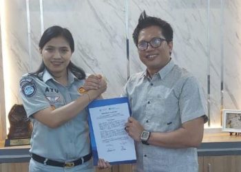 Kepala PT Jasa Raharja Wilayah Jambi Ni Made Ayu Mulidyawati dan Kepala BPJS Ketenagakerjaan Cabang Jambi Hendra Elvian menandatangani nota kesepahaman kerja sama edukasi publik terkait PKB dan SWDKLLJ di Kota Jambi, Kamis (17/7/2025). (Foto: Yola)