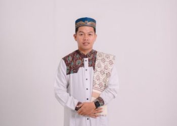 Rikki Arisandi, S.H., M.H., saat berpose dalam balutan busana khas pesantren di Jambi, Rabu (16/7/2025). (Dok Pribadi)