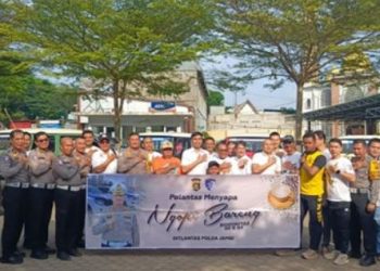 Dirlantas Polda Jambi Kombes Pol. Adi Benny Cahyono (tengah) bersama personel Ditlantas dan anggota komunitas Toyota Land Cruiser Indonesia (TLCI) berfoto bersama dalam kegiatan “Ngopi Bareng Polantas” di AC Andoenk, Kota Jambi, Jumat (18/7/2025). (Dok. Nahar)