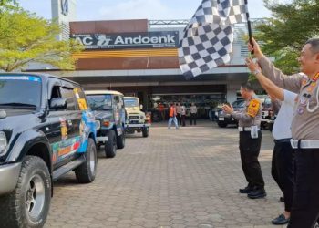 Dirlantas Polda Jambi, Kombes Pol Adi Benny Cahyono, mengibarkan bendera start saat melepas keberangkatan komunitas Toyota Land Cruiser Indonesia (TLCI) Chapter #01 Jambi untuk kegiatan "Jelajah Bumi Bhayangkara dan Charity Sarko Bute", Jumat (18/7/2025) di halaman Restoran Aroma Cempaka Andoenk, Kota Jambi. (dok. Nahar)