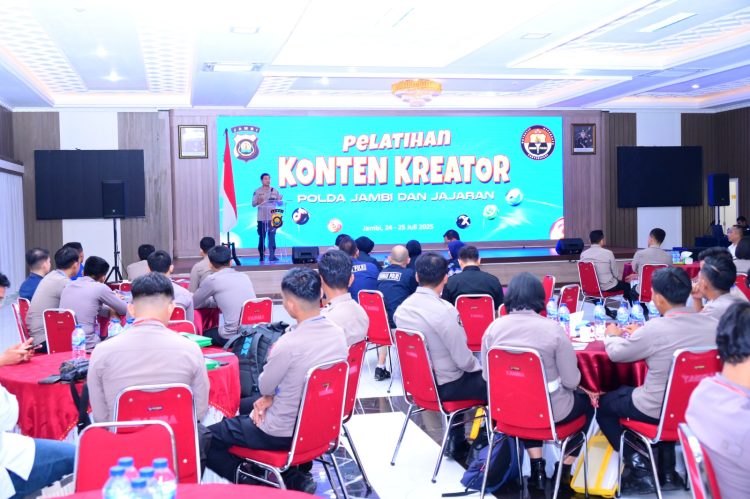 Kabid Humas Polda Jambi Kombes Pol. Mulia Prianto memberikan sambutan saat membuka kegiatan Pelatihan Konten Kreator untuk admin media sosial Polres dan Satker di lingkungan Polda Jambi, Kamis (24/7/2025). (DOK.daus)