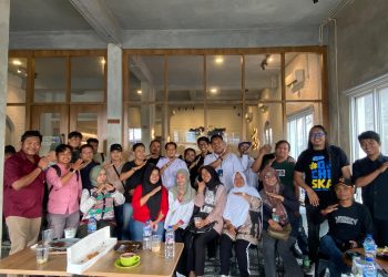 Manajemen Pelindo Jambi berfoto bersama insan media usai acara silaturahmi dan diskusi capaian kinerja Semester I 2025 di salah satu kafe di Kota Jambi, Kamis (24/7/2025). (Dok. Nahar)