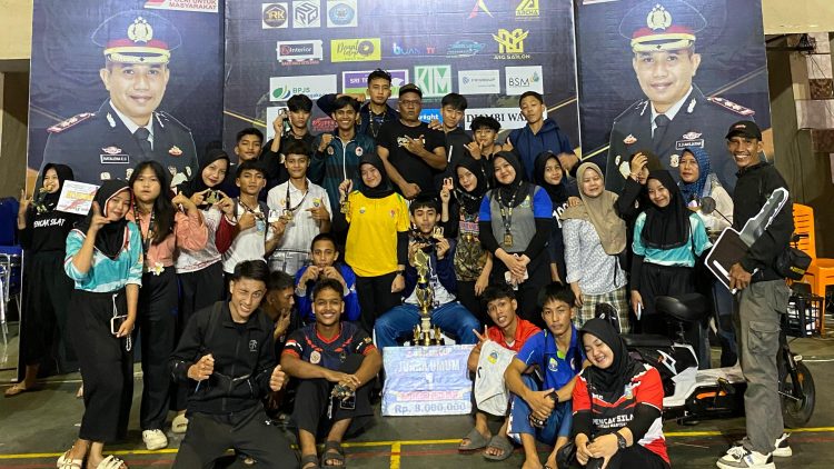 Atlet IPSI Kota Jambi berpose bersama official usai meraih gelar Juara Umum pada Kejuaraan Terbuka Pencak Silat Kapolres Bungo Cup 2025 di Kabupaten Bungo. Selasa (1/7/2025).(dok. IPSI)