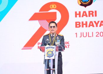 Kapolda Jambi Irjen Pol. Krisno H. Siregar saat menyampikan sambutab pada acara Syukuran Hari Bhayangkara Ke-79 Tahun 2025 di Lapangan Mapolda Jambi, Selasa (1/7/2025). (Dok. Zul- Humas Polda Jambi)