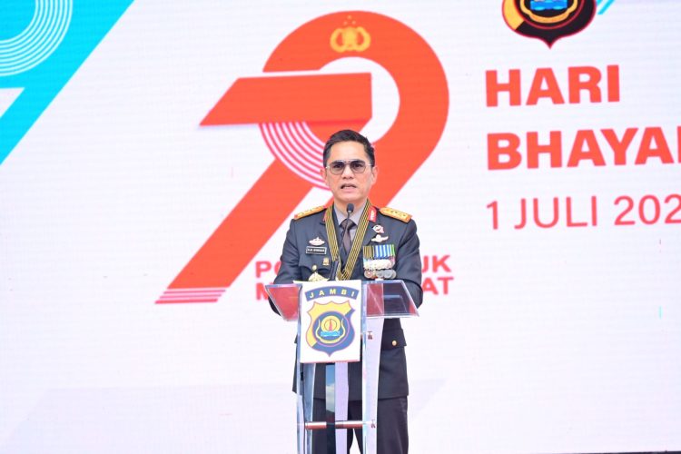Kapolda Jambi Irjen Pol. Krisno H. Siregar saat menyampikan sambutab pada acara Syukuran Hari Bhayangkara Ke-79 Tahun 2025 di Lapangan Mapolda Jambi, Selasa (1/7/2025). (Dok. Zul- Humas Polda Jambi)