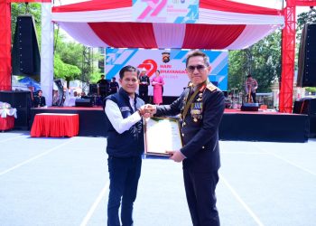 Ketua PWI Kota Jambi, Irwansyah saat menyerahkan Piagam Penghargaan kepada Kapolda Jambi Irjen Pol Krisno H Siregar pada Hari Bhayangkara ke 79 di Mapolda Jambi, Selasa (1/7/2025).(dok. Nahar)