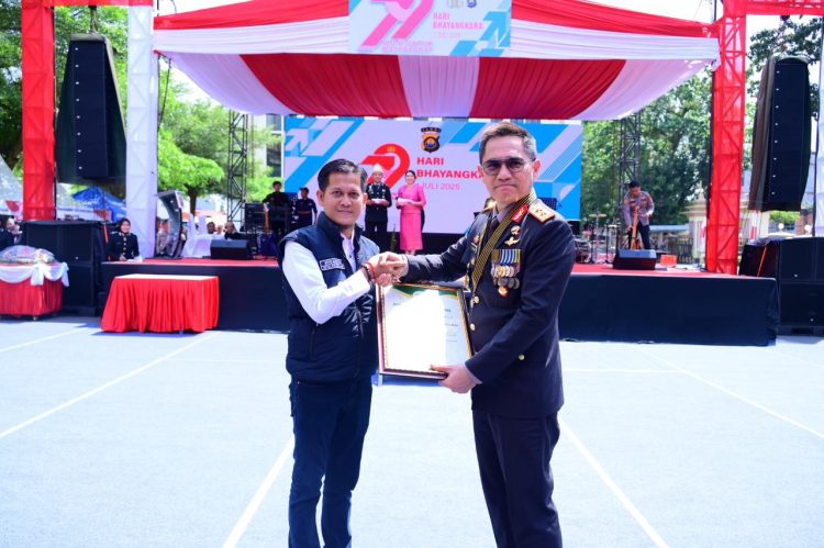 Ketua PWI Kota Jambi, Irwansyah saat menyerahkan Piagam Penghargaan kepada Kapolda Jambi Irjen Pol Krisno H Siregar pada Hari Bhayangkara ke 79 di Mapolda Jambi, Selasa (1/7/2025).(dok. Nahar)