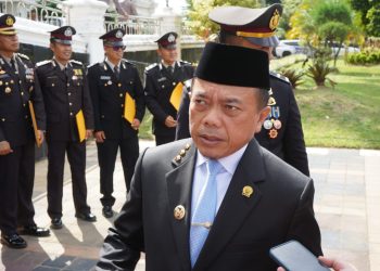 Gubernur Jambi, Al Haris, memberikan pernyataan usai mengikuti Upacara Hari Bhayangkara ke-79 di Lapangan Kantor Gubernur Jambi, Selasa (1/7/2025). (Dok. Daus)