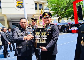 Kapolsek Jaluko, Iptu Yohanes Chandra, menerima piala penghargaan usai meraih juara dalam ajang Lomba Inovasi Ketahanan Pangan Polda Jambi 2025 pada acara Syukuran Hari Bhayangkara Ke-79 Tahun 2025 di Lapangan Mapolda Jambi, Selasa (1/7/2025). (Foto: Nahar)