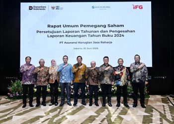 Para Direksi dan Dewan Komisaris PT Jasa Raharja bersama perwakilan pemegang saham berfoto bersama usai Rapat Umum Pemegang Saham (RUPS) Tahun Buku 2024 di Jakarta, Senin (30/6/2025). Dok. Humas JR Jambi)