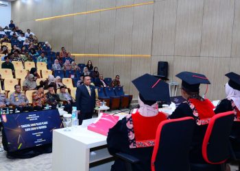 Kombes Pol Muhammad Edi Faryadi saat memaparkan disertasi di hadapan tim penguji dalam sidang promosi doktor di Universitas Sebelas Maret, Surakarta, Kamis (3/7/2025). (Dok. Pribadi)