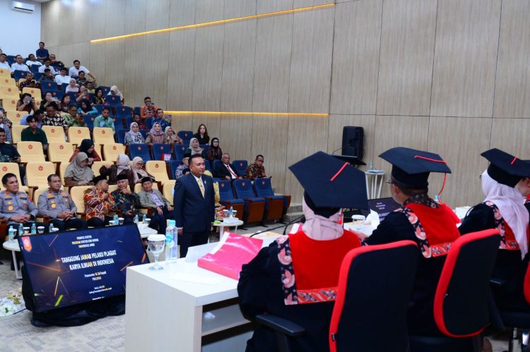 Kombes Pol Muhammad Edi Faryadi saat memaparkan disertasi di hadapan tim penguji dalam sidang promosi doktor di Universitas Sebelas Maret, Surakarta, Kamis (3/7/2025). (Dok. Pribadi)