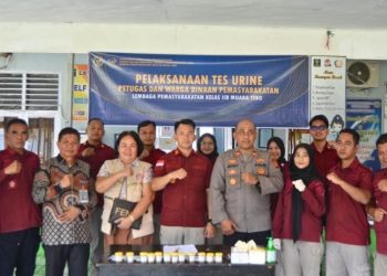 Petugas Lapas Muara Tebo, Bapas Kelas IIB Bungo, dan aparat Polres Tebo berfoto bersama usai pelaksanaan tes urine, Rabu (3/7/2025) (Dok. Humas apas Muara Tebo)