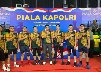 Tim Bulutangkis Polda Jambi berfoto bersama usai memastikan diri lolos ke perempat final Kejuaraan Kapolri Cup 2025 di GOR UNJ Jakarta, Rabu (2/7/2025). (Dok.T im Bulutangkis Polda Jambi)